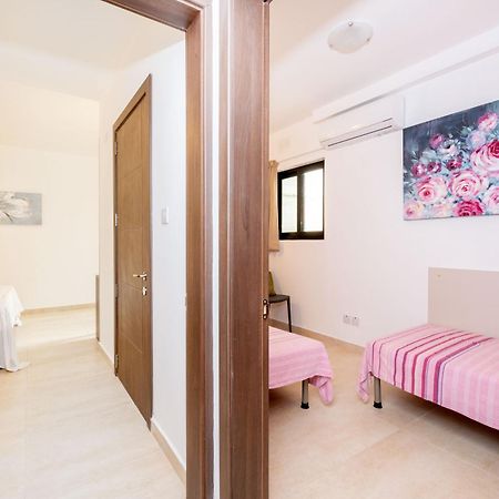 Islet Promenade Seafront Family Apartment With 2 Balconies By Getawaysmalta St. Paul's Bay Exteriör bild