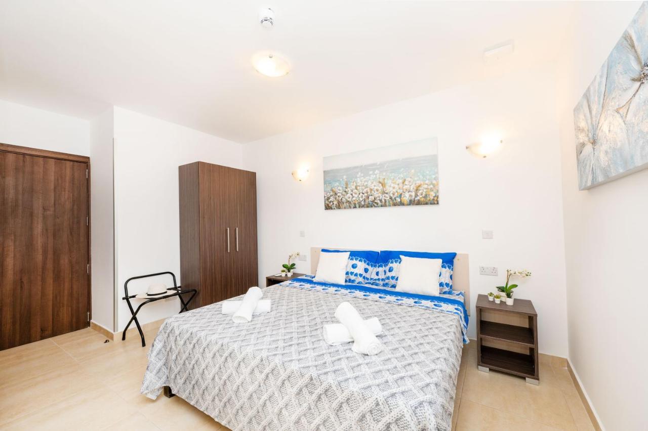 Islet Promenade Seafront Family Apartment With 2 Balconies By Getawaysmalta St. Paul's Bay Exteriör bild
